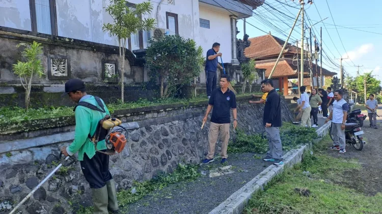Bhabinkamtibmas Desa Aan bersama Aparat Desa Gelar Aksi Bersih Lingkungan