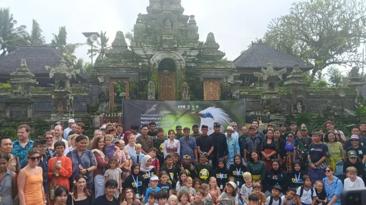 Empat Pasang Curik Bali Dilepasliarkan di Desa Pejeng Gianyar