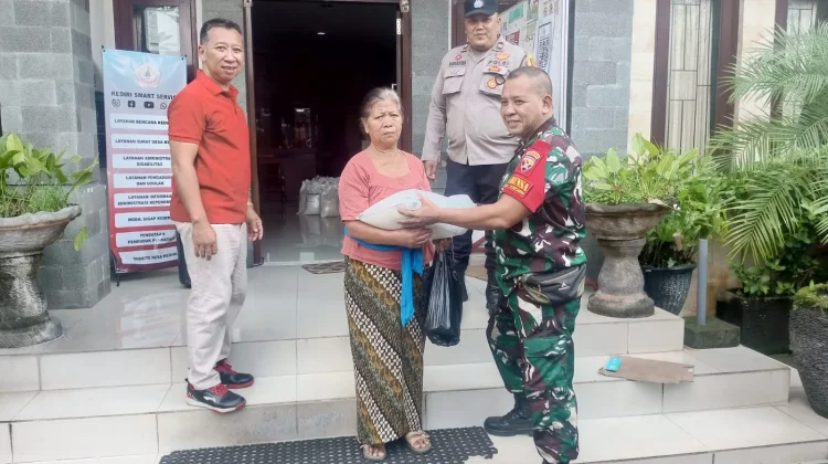Babinsa Kediri Kawal Penyaluran Bantuan Pangan Pastikan Bantuan Tepat Sasaran