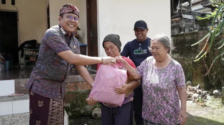 Bupati Karangasem Salurkan Sembako untuk Warga Rendang