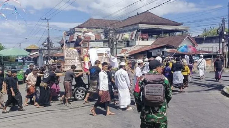 Babinsa Kodim Klungkung Kawal Upacara Ngaben Warga