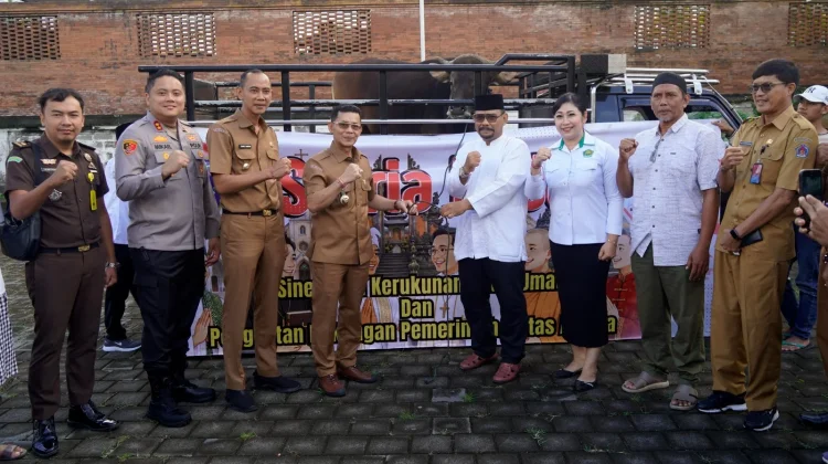 Bupati Klungkung Serahkan Hewan Kurban ke MUI
