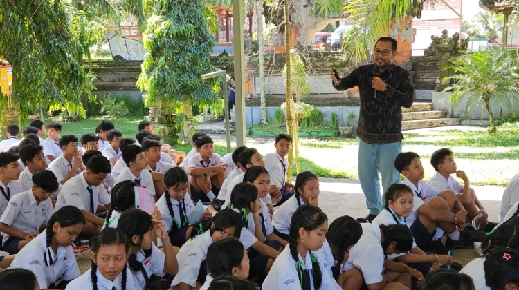 Diskominfo Gianyar Sosialisasikan Sekolah Aman Digital di SMPN 3 Tampaksiring