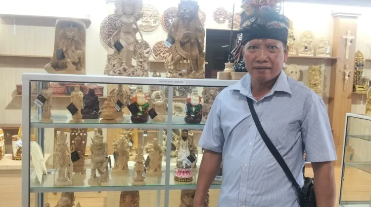 Patung Berbahan Kayu Cendana Menjadi Incaran Pengunjung IKM