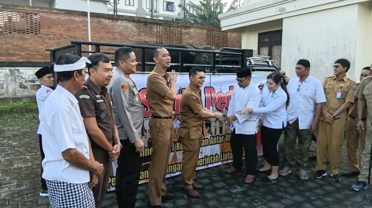 Pemkab Klungkung Serahkan Hewan Kurban untuk MUI Klungkung