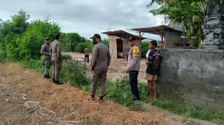 Bhabinkamtibmas Desa Tojan bersama Aparat Tinjau Lokasi Penjemuran Bulu Ayam