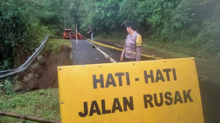 Bhabinkamtibmas Desa Getakan bersama BPBD Atensi Jalan Longsor