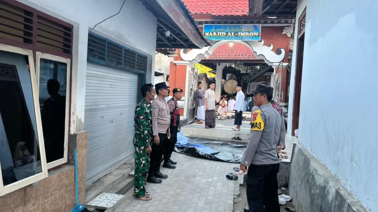 Personel Polsek Nusa Penida Amankan Salat Iduladha di Masjid Al Imron
