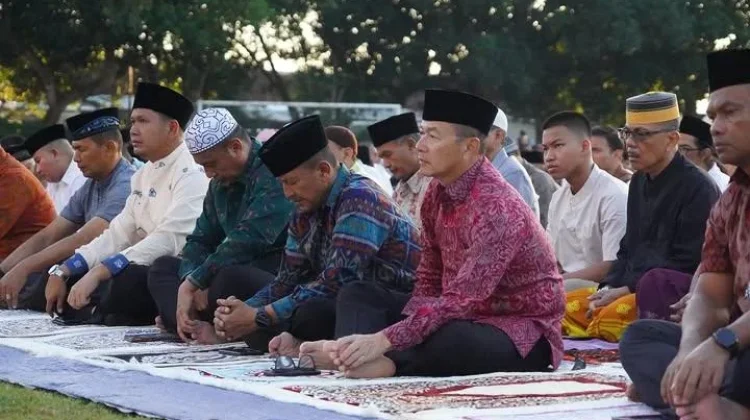 Pangdam IX/Udayana Salat Iduladha Bersama Masyarakat