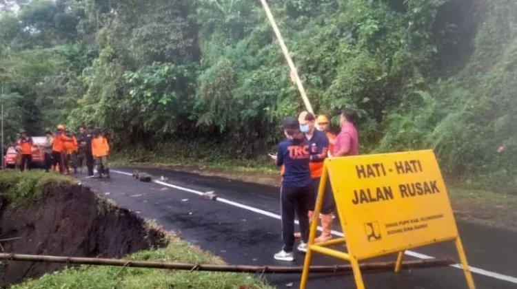 Hujan Deras Picu Bahu Jalan Getakan-Bakas Jebol