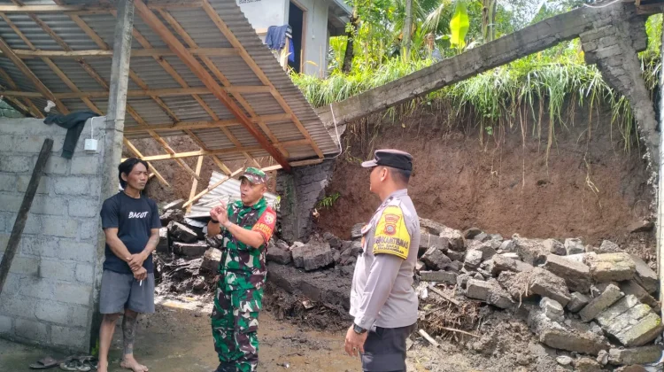 Hujan Deras Picu Longsor Rental Garase Warga Bakas