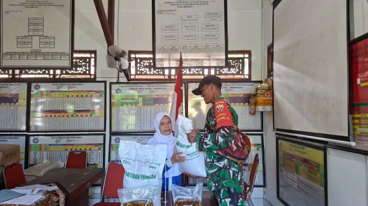Babinsa Semarapura Kangin Kawal Penyaluran Bantuan Pangan