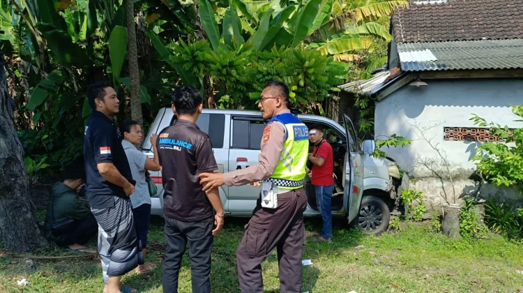 Ambulans Pembawa Jenazah Tabrak Pagar di Jembrana