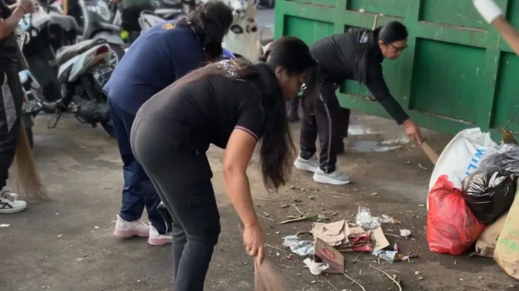 Hindari Kesan Kumuh, ASN Pemkab Jembrana Bersihkan Peken Ijogading