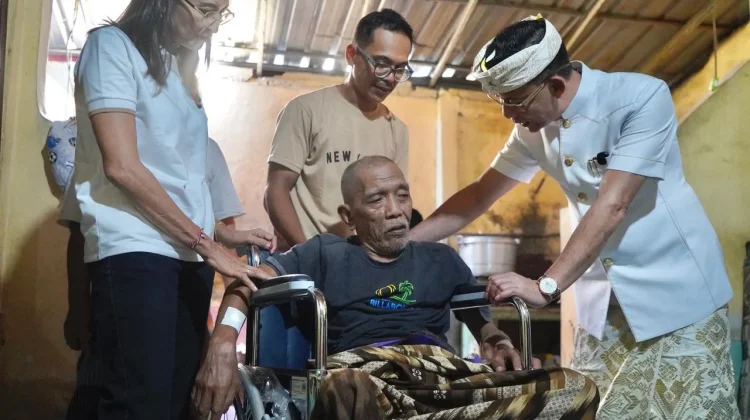 Wujud Kepedulian Sosial, Bupati Klungkung Serahkan Bantuan Kursi Roda untuk Warga