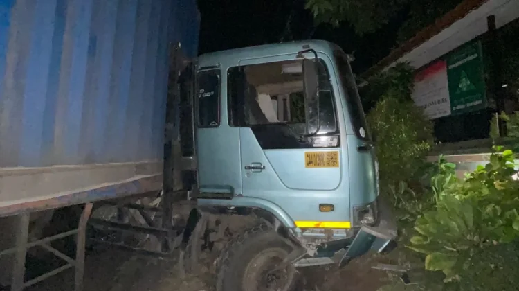 Kontainer Oleng, Dua Truk Besar Tabrakan di Jembrana