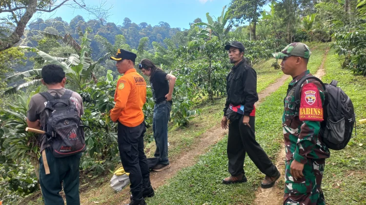 Babinsa Karyasari bersama Basarnas Evakuasi Tiga Pendaki Gunung Batukaru