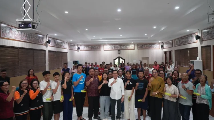 Wujudkan Klungkung Sehat dan Produktif, Bupati Satria Serahkan Bantuan