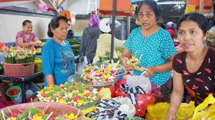 Upakara Serba Praktis, Apakah Makna Sucinya Mulai Terlupakan?