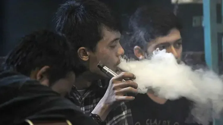 Fenomena FOMO Dorong Remaja Mencoba Rokok Elektronik