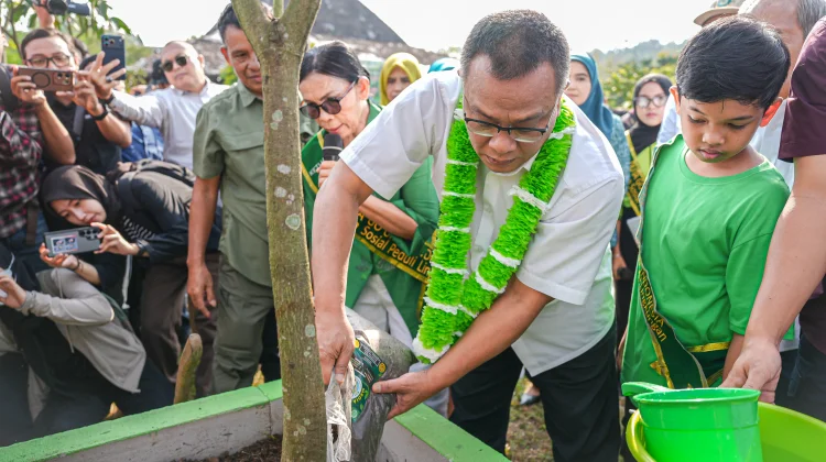 Menteri Jumhur Tinjau Pengolahan Sampah Jadi Media Tanam