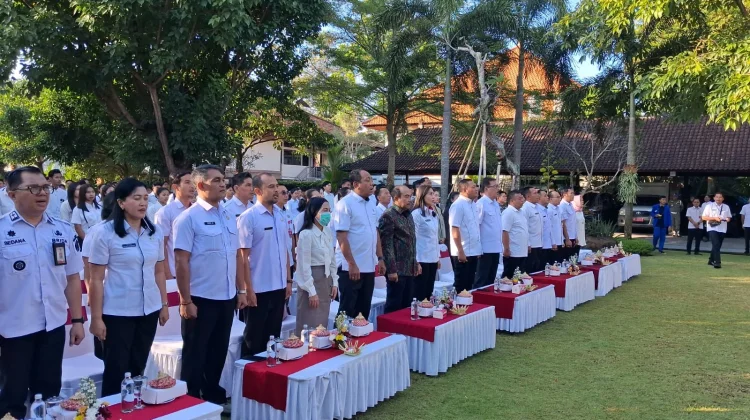 Bupati Mahayastra Lepas Penerima Bantuan Pendidikan dan Pelatihan Komputer