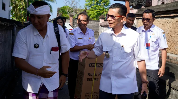 Pemkab Klungkung Serahkan Bantuan Kursi Roda dan Sembako kepada Lansia