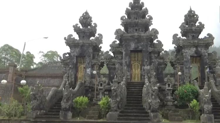 Pura Pasar Agung di Lereng Gunung Agung Sarat Nilai Spiritual