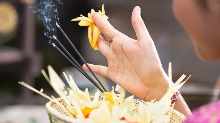 Kesejahteraan Tak Hanya Soal Uang dalam Pandangan Hindu