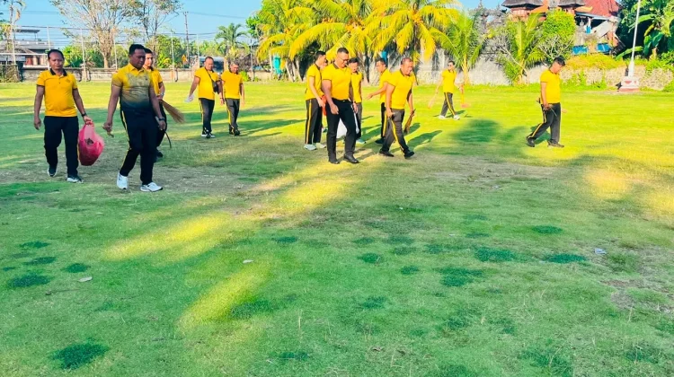 Aksi Bersih-bersig Jelang Lomba Burung Berkicau Kapolres Cup