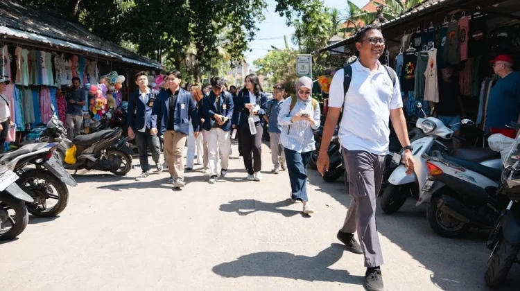 Mahasiswa FEB Universitas Udayana Jajaki Kawasan Rendah Emisi Sanur