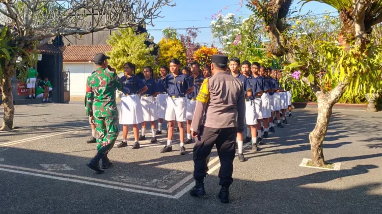 Semangat Bung Karno Menggema, Babinsa Tempa Siswa SMPN 4 Kaba-Kaba