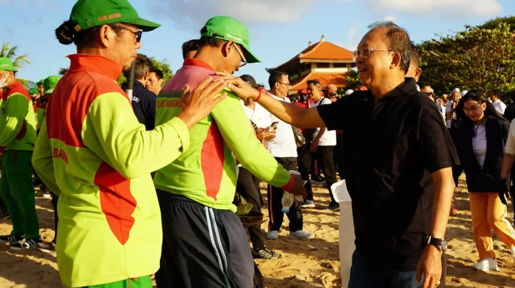 Hari Lingkungan Hidup, Koster Pimpin Korve Pantai Samuh
