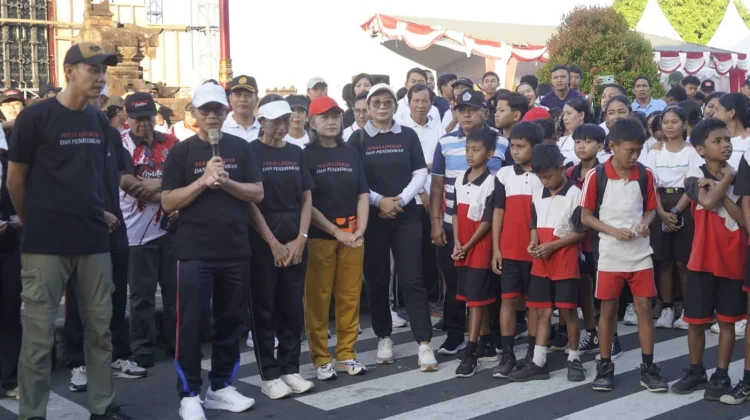 Bupati Satria Lepas Jalan Sehat Pekan Literasi dan Pendidikan Bulan Bung Karno