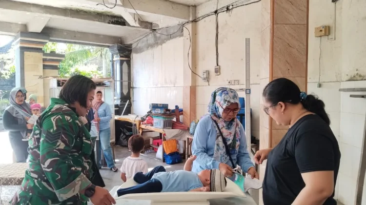 Babinsa dan Puskesmas Bersinergi, Posyandu Dauh Peken Garda Depan Kesehatan