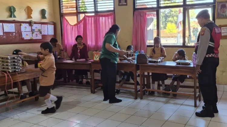 Polisi Kawal Distribusi Makanan Bergizi Gratis untuk Pelajar dan Kelompok Rentan