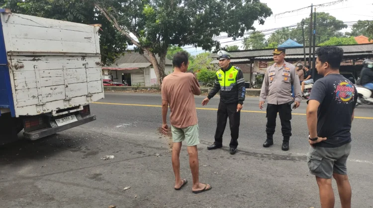 Tabrak Truk Parkir, Pemotor Cedera Kepala
