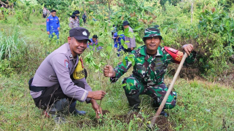 Jaga Kelestarian Lingkungan, Polres Jembrana Tanam Ribuan Pohon
