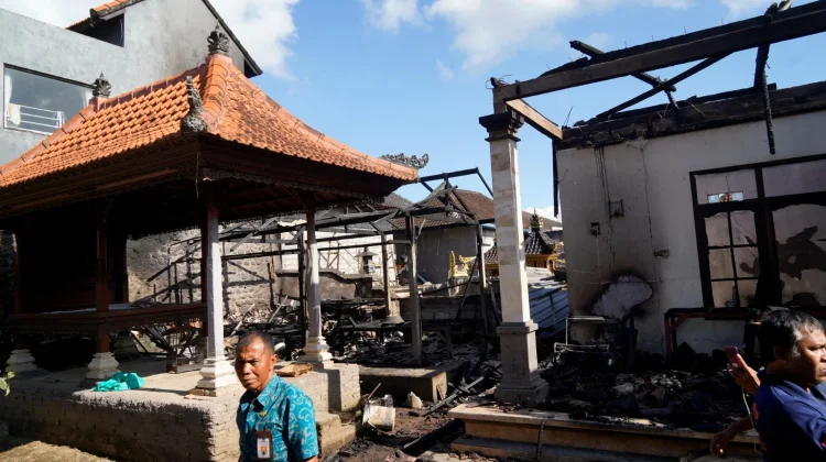 Wabup Klungkung Tinjau Korban Kebakaran di Desa Timuhun