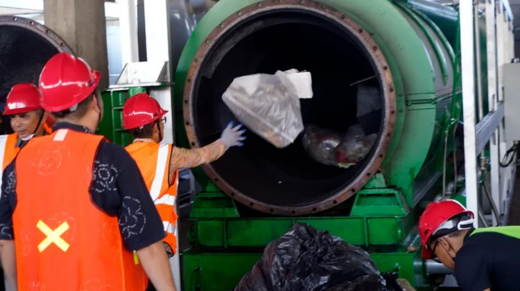 Gandeng Investor dan Unesco, Pemkab Klungkung Uji Coba Mesin Pirolisis