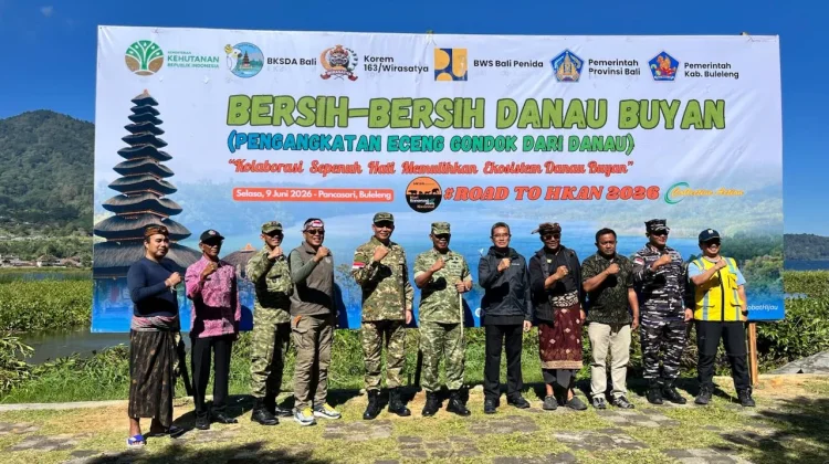 Kolaborasi Lintas Sektor Bersihkan Eceng Gondok, Pulihkan Ekosistem Danau Buyan