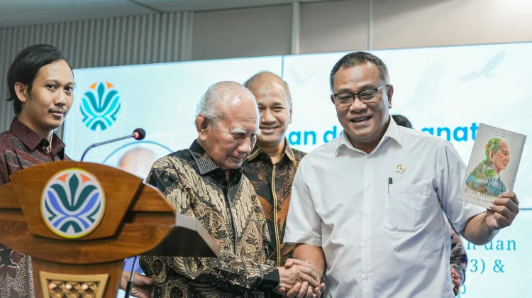 Menteri Jumhur Jadikan Warisan Emil Salim Panduan Lingkungan