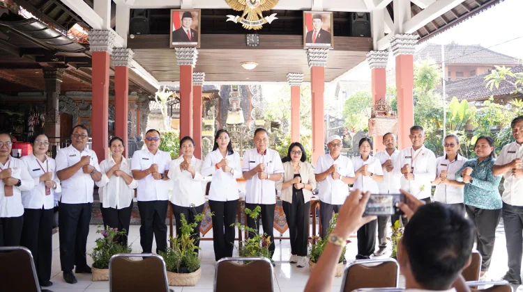 Ketua TP Posyandu Gianyar Serahkan 8.700 Bibit Tanaman untuk Desa Peserta Lomba