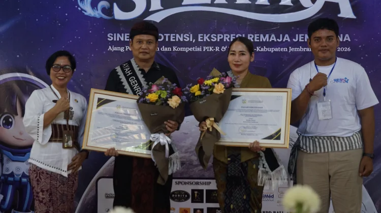 Bupati Kembang bersama Istri Dikukuhkan sebagai Ayah Bunda Genre