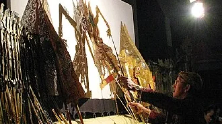 Wayang Kulit Kesenian Tradisional Jawa Sarat Nilai Budaya