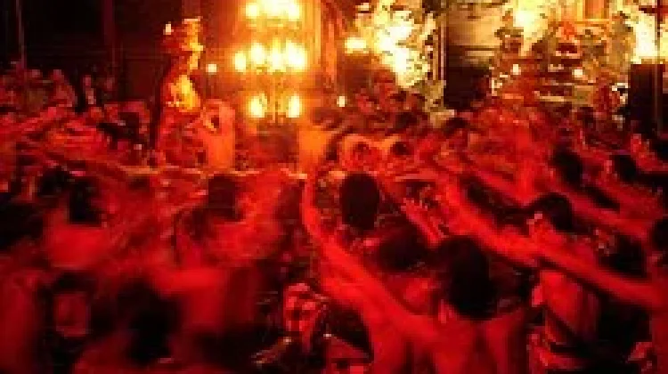 Tari Kecak Bali Memukau Dengan Irama Suara Bersama