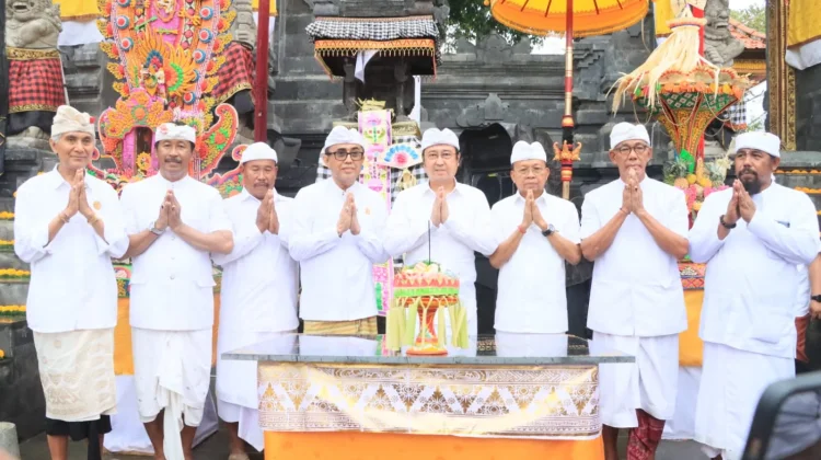 Jaya Negara Dampingi Gubernur Koster pada Tawur Tabuh Gentuh di Pura Segara Rupek