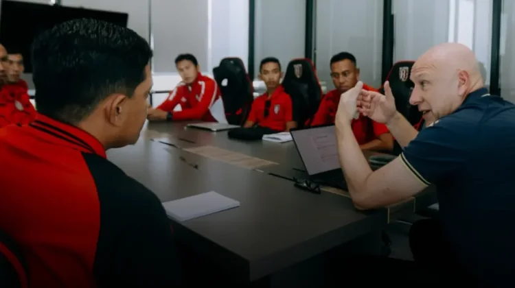 Alexander Zwiers Bertemu dan Diskusi dengan Pelatih Bali United Academy