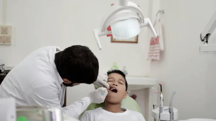 Pentingnya Manajemen Tingkah Laku dan Peran Orang Tua saat Anak Cabut Gigi
