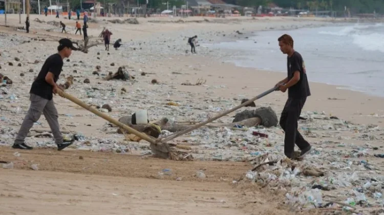Bali Perkuat Upaya Pengurangan Sampah Plastik Sekali Pakai